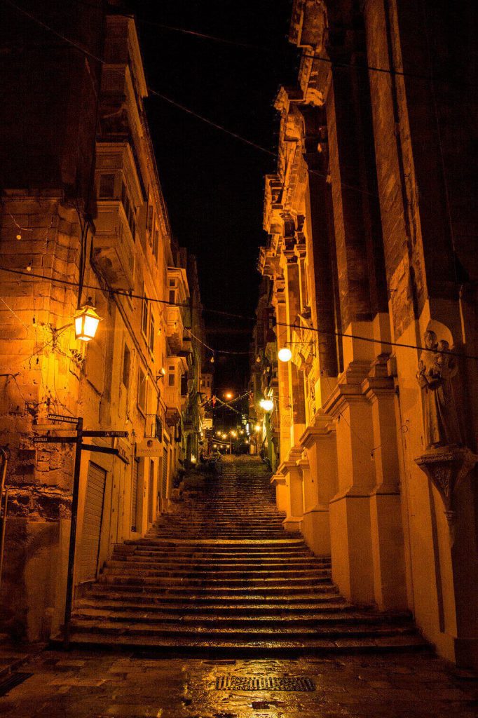 Malta Valletta ulica wieczór