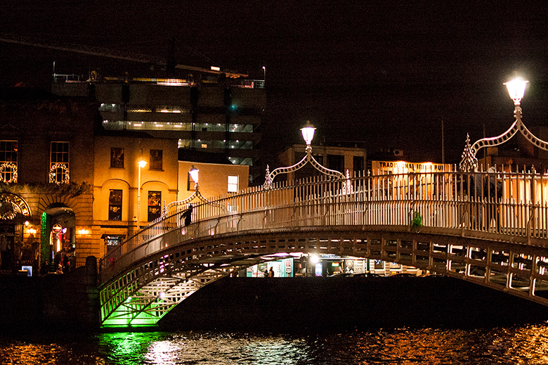 Dublin, rzeka Liffey i Ha'penny Bridge nocą