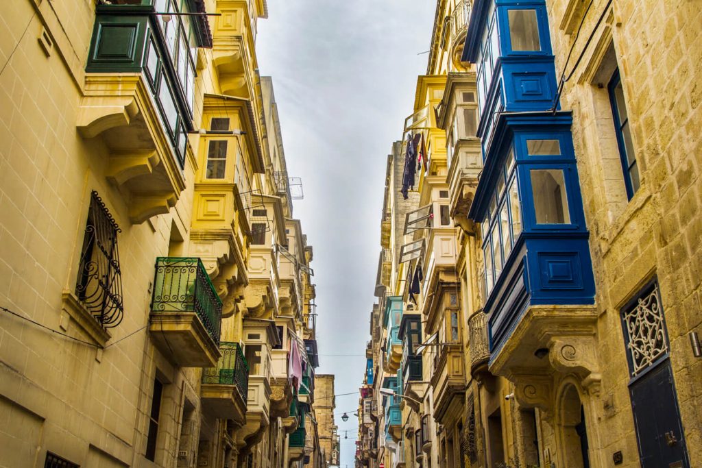 Valletta, kolorowe balkony